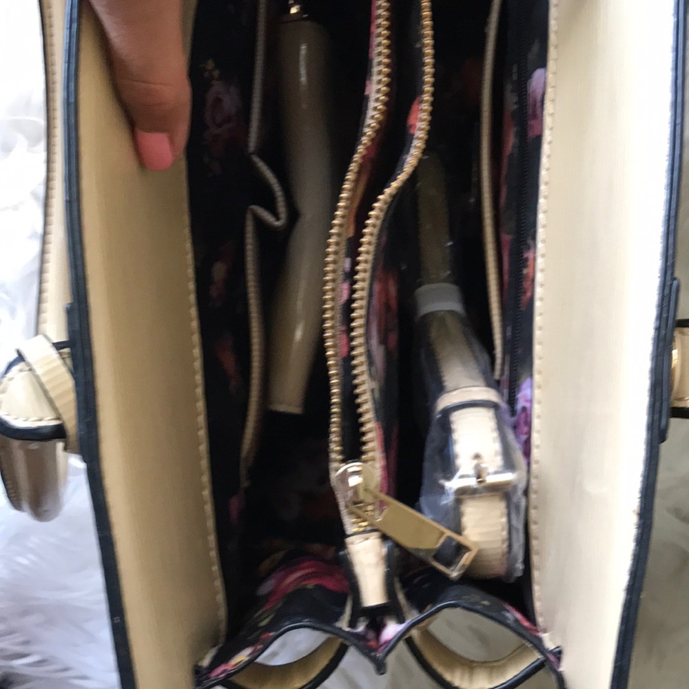 Purse - Picture 2 of 3